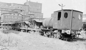 Parowóz bezpaleniskowy Tkb na terenie kopalni Gliwice, 1980 (4). Fot....